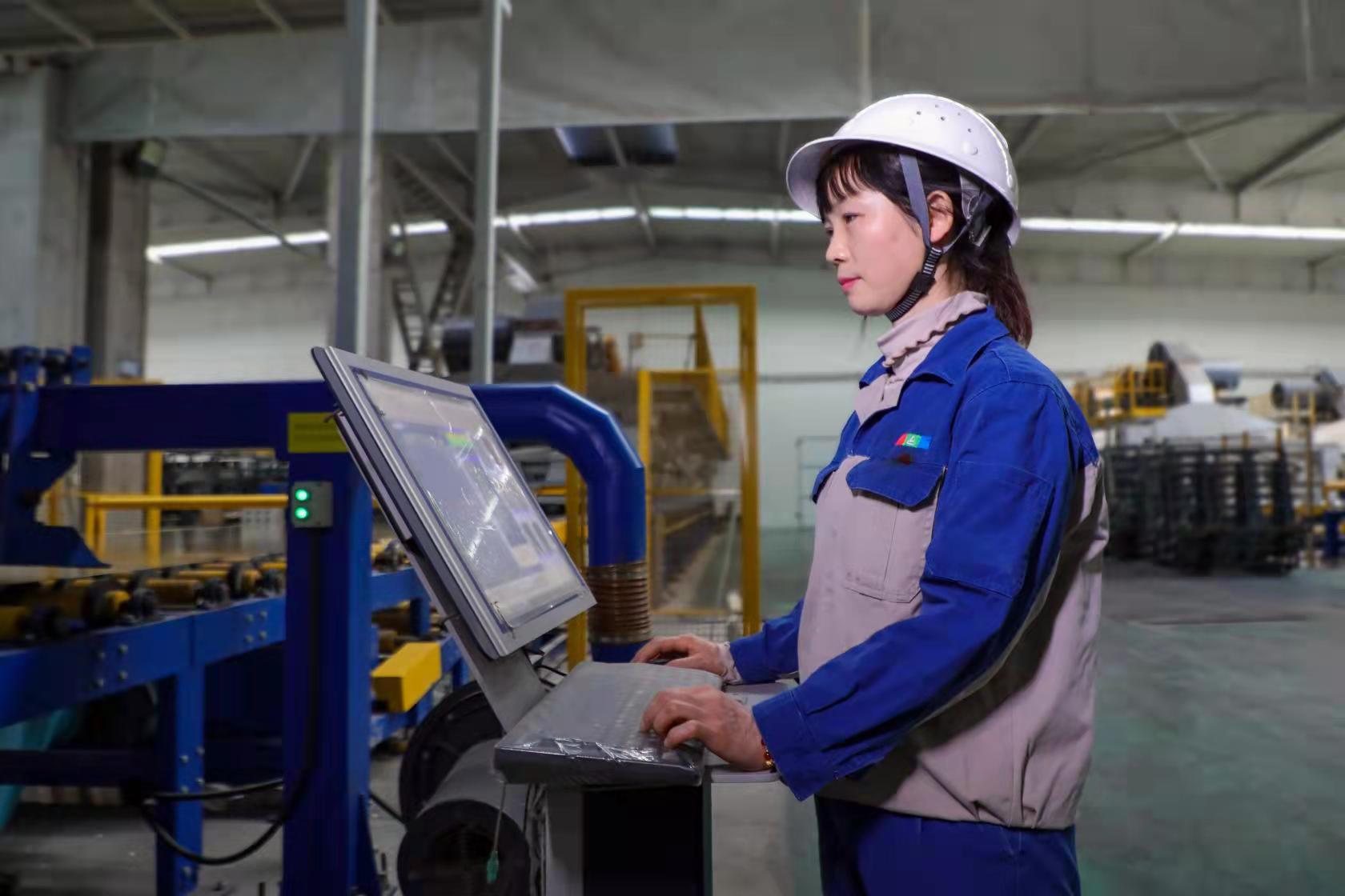 安彩“她”力量|牛愛(ài)芳:獨(dú)一無(wú)二的芳華