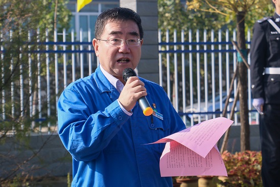 五星紅旗，我愿做你光華中淡淡的一筆——安彩高科舉行 國慶升旗儀式