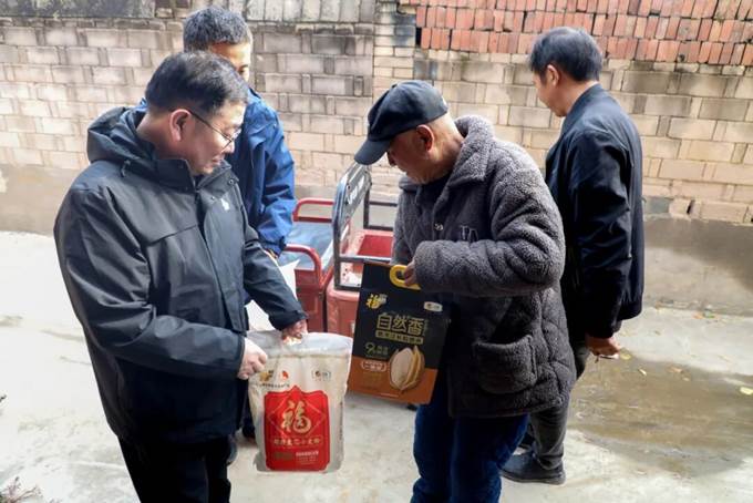 安彩高科到“第一書記”駐村點(diǎn)開(kāi)展重陽(yáng)節(jié)慰問(wèn)活動(dòng)